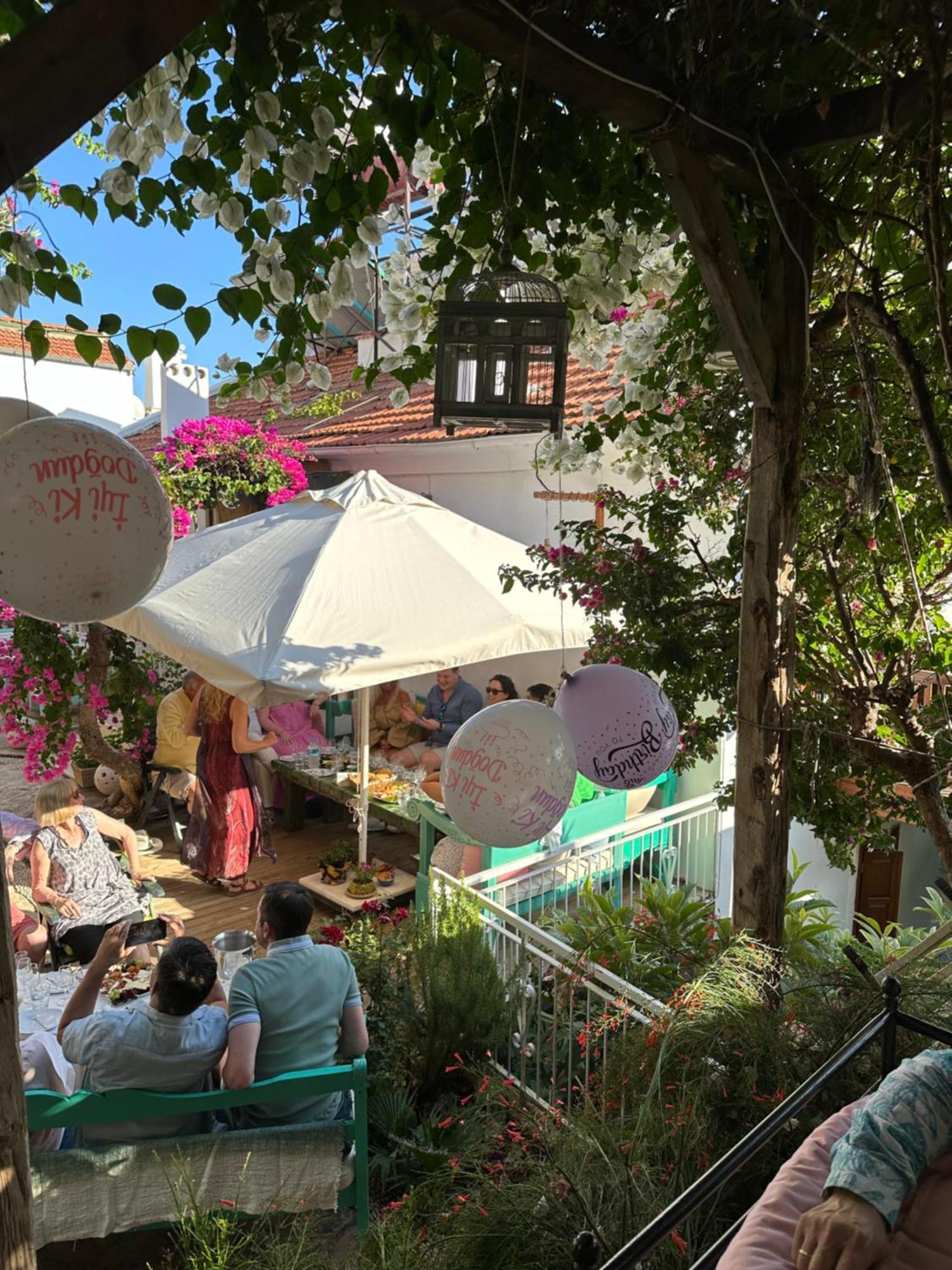 The White House Kalkan Buitenkant foto